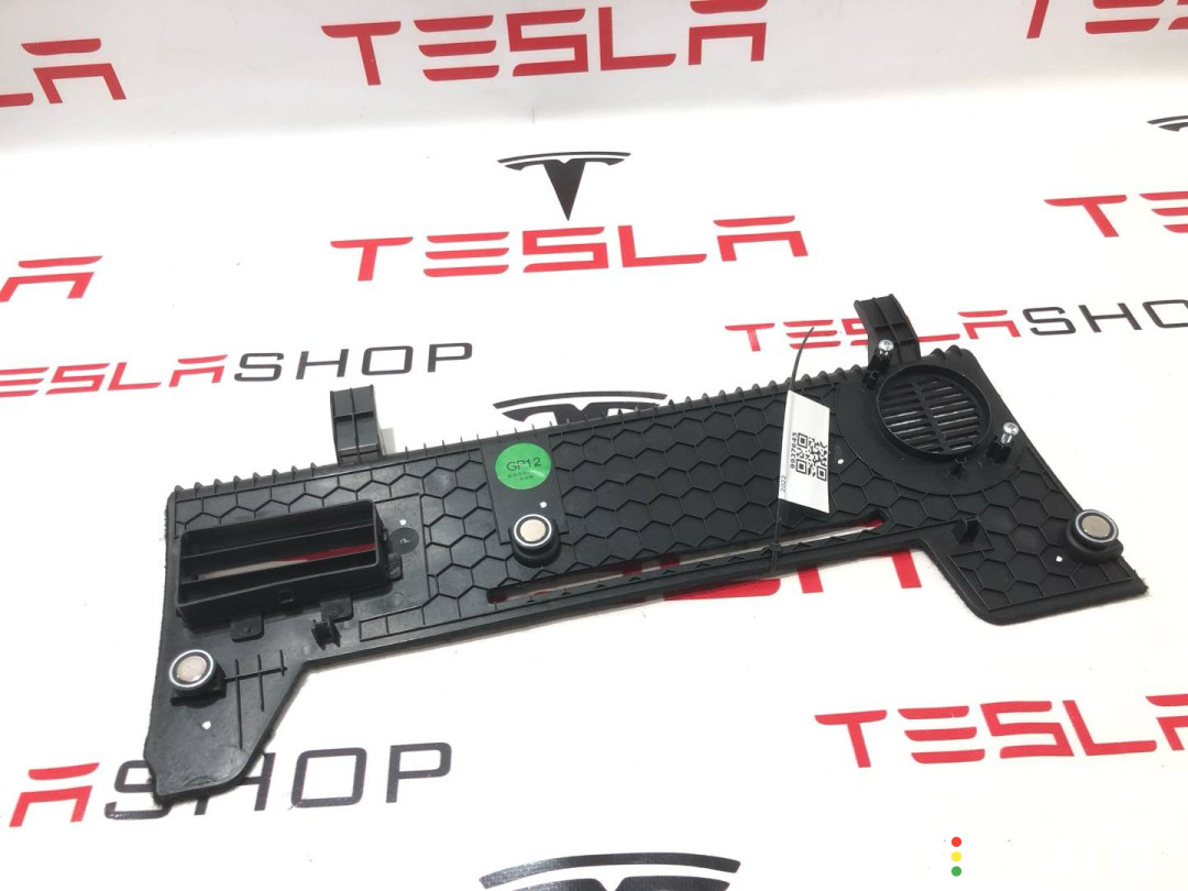 1563073-00-B Накладка декоративная на торпедо правая нижняя Tesla Model S 2-й рест 2022г. - фото №3