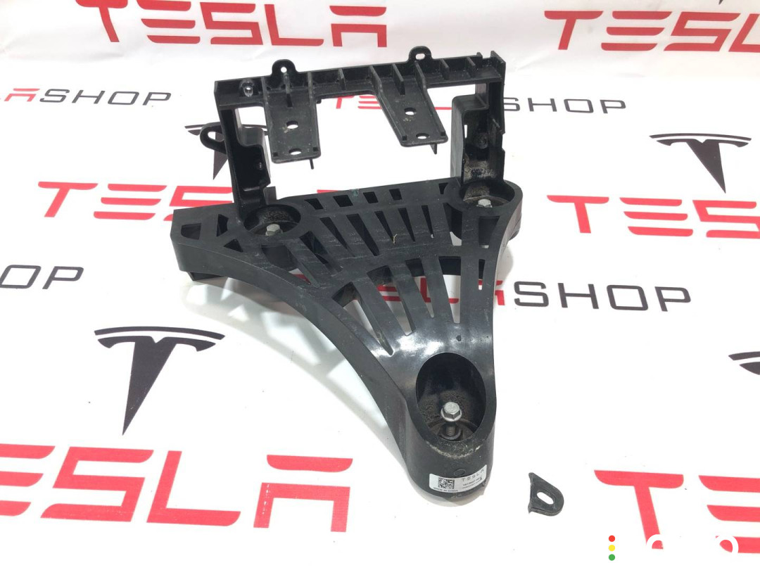 166701400B, 1673627-00-C Кронштейн компрессора кондиционера Tesla Model 3 2022г. - фото №1