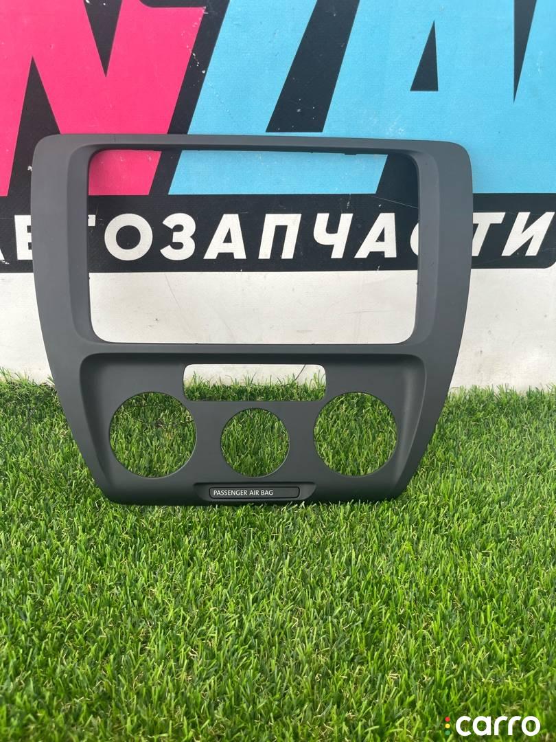 5C6858071 декоративная накладка торпедо Volkswagen Jetta 6 поколение 2014г. - фото №2