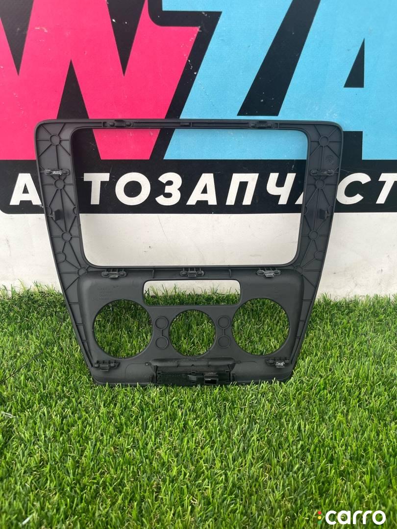 5C6858071 декоративная накладка торпедо Volkswagen Jetta 6 поколение 2014г. - фото №3