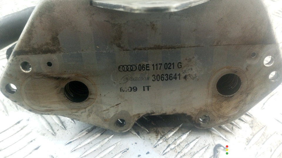 06E117021L теплообменник масляного фильтра Audi A8 (D3,4E) 2007г. - фото №3