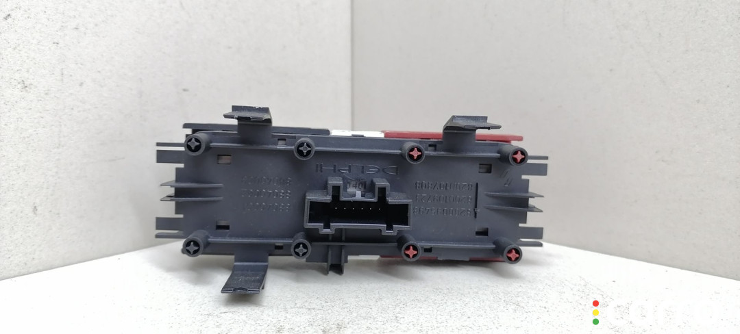 8200095493, 8200109723, 8200107808, 88040002, 88040001, 88040003 кнопка аварийной сигнализации Renault Megane 2 поколение 2004г. - фото №2