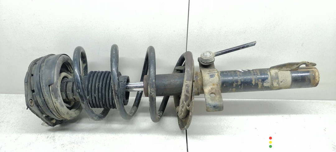 8200851837, 8200304216, 8200222463 стойка амортизатора передняя левая Renault Scenic 2 поколение 2003г. - фото №1