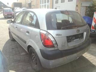 Kia Rio 2 поколение 2005г. 1.5 л., дизель, МКПП - фото №3