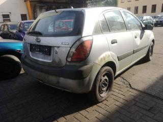 Kia Rio 2 поколение 2005г. 1.5 л., дизель, МКПП - фото №4