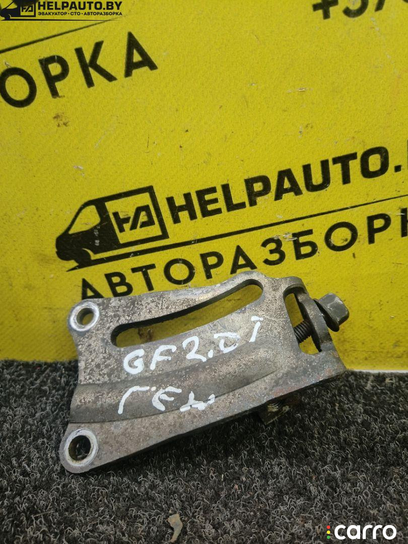 натяжитель ремня генератора Mazda 626 GF 1999г. - фото №1