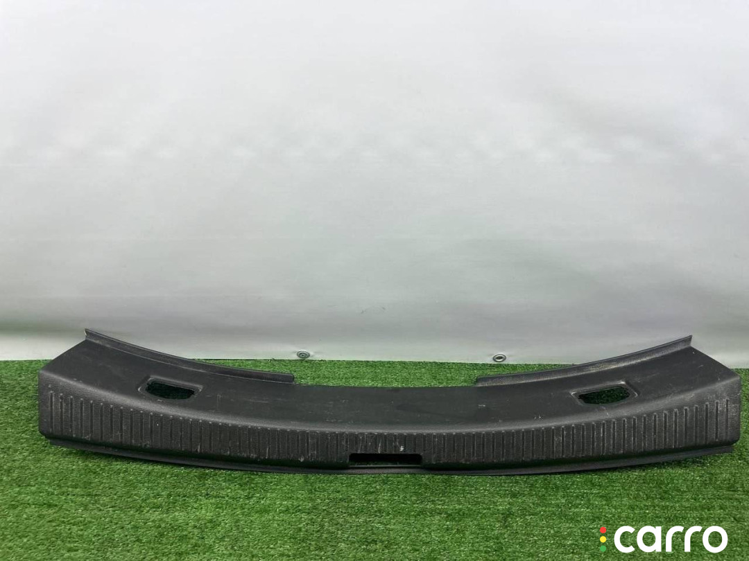 1T0863459 накладка внутренняя на заднюю панель кузова Volkswagen Touran 1 поколение 2006г. - фото №2