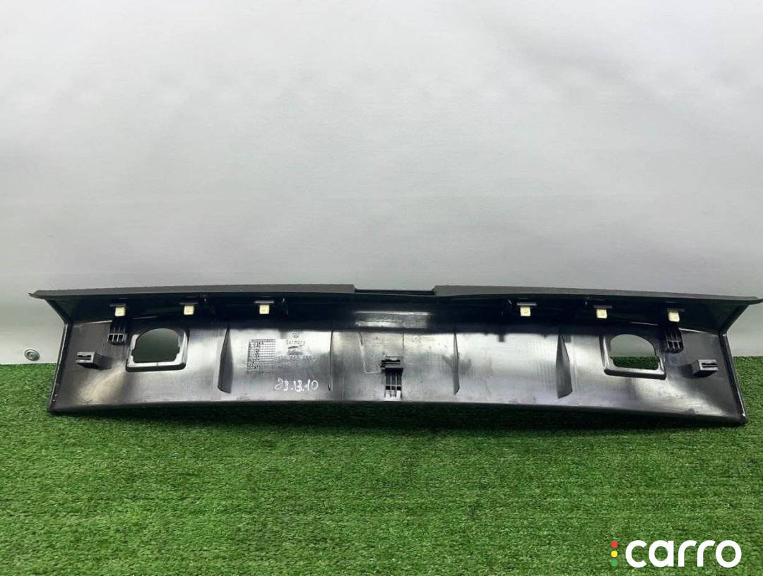 1T0863459 накладка внутренняя на заднюю панель кузова Volkswagen Touran 1 поколение 2006г. - фото №3